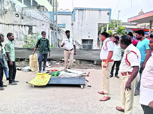 టిప్పర్‌ చక్రాల కింద పడి వ్యక్తి మృతి 