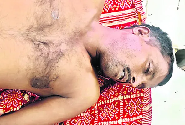 దండెంపై దుస్తులు  ఆరేస్తుండగా..
