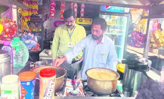 హోటళ్లపై ఫుడ్‌ ఇన్‌స్పెక్టర్ల దాడులు