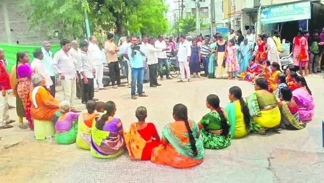 మద్యం దుకాణం ఏర్పాటుపై నిరసన 