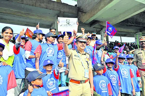 ఐపీఎల్‌ మ్యాచ్‌ చూసిన అనాథలు 