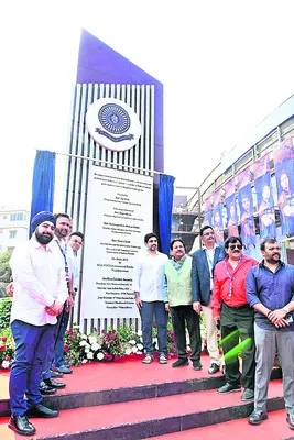 స్టేడియంలో పైలాన్‌ ఆవిష్కరణ 