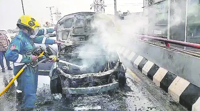 నడుస్తున్న కారులో అగ్ని కీలలు