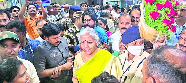 విశాఖ చేరుకున్న కేంద్ర ఆర్థిక మంత్రి