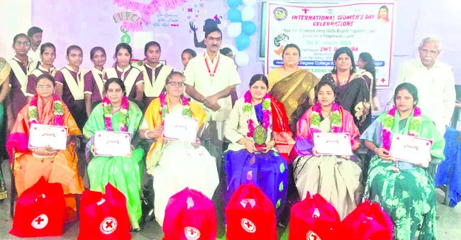 మహిళలు అన్ని రంగాల్లో రాణించాలి 