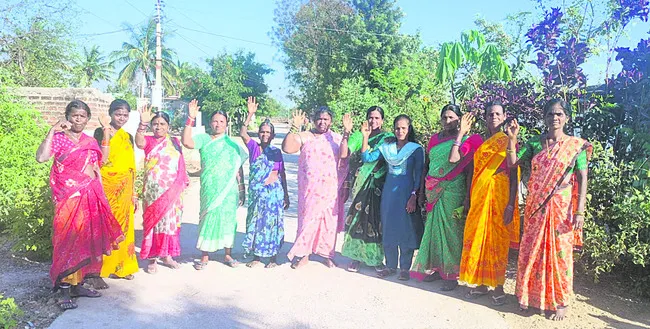 వేలంపాటను అడ్డుకొని