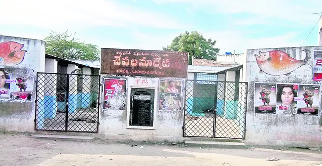 అక్కరకు రాని చేపల మార్కెట్..