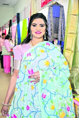 గ్రీన్పార్క్లో సంప్రదాయ వస్త్రాల ప్రదర్శన