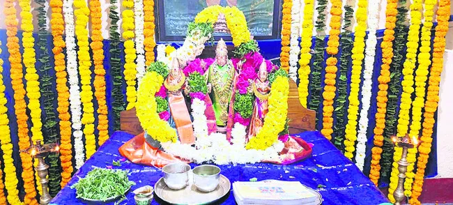 స్వర్ణాభరణాలంకరణలో వేంకటేశ్వరుడు 