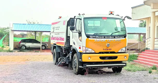 నిరుపయోగంగా శానిటేషన్‌ వాహనం 