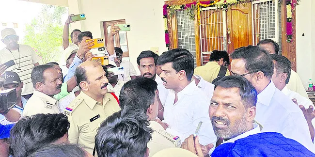 ప్రశ్నిస్తే చంపేస్తారా? 