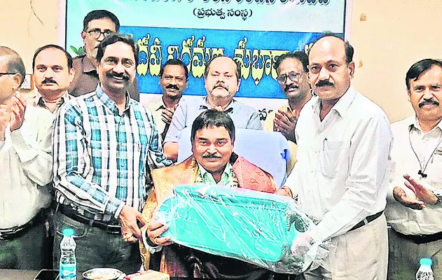 ఉద్యోగికి ఘన సన్మానం