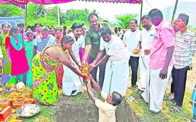 ఇళ్ల నిర్మాణానికి భూమిపూజ 