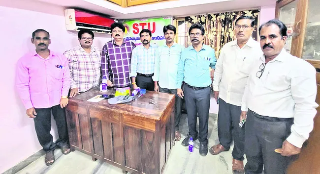 బకాయిల చెల్లింపునకు రోడ్‌ మ్యాప్‌ ప్రకటించాలి 