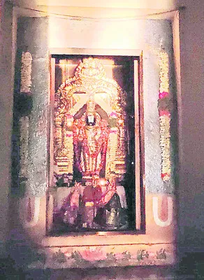 శ్రీనివాసుడిని తాకిన సూర్యకిరణాలు 