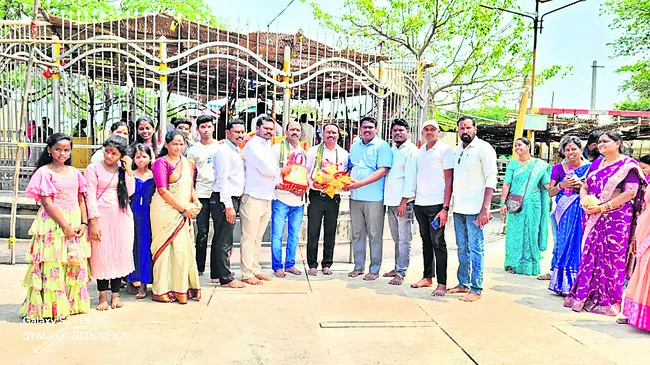 వనదేవతలను దర్శించుకున్న అధికారులు