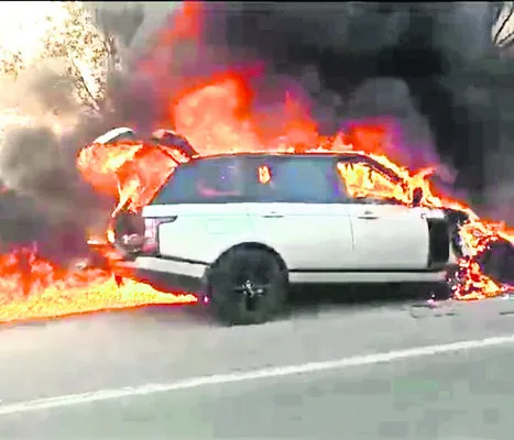 డీజిల్‌ ట్యాంక్‌ లీకై రేంజ్‌ రోవర్‌ కారు దగ్ధం