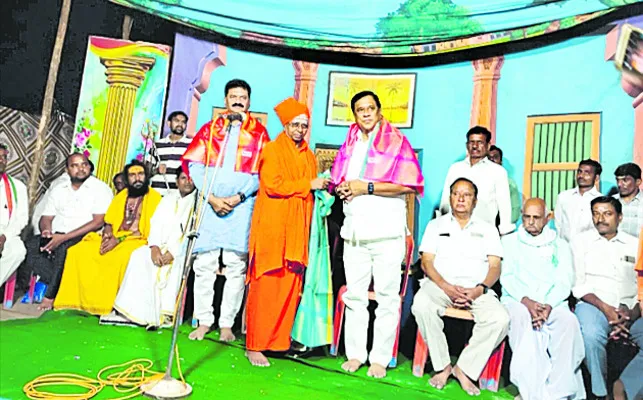 బసవేశ్వరుడు చూపిన మార్గంలో నడవాలి