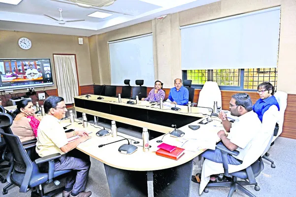 రాజీవ్‌ యువవికాసంపై దృష్టి సారించాలి
