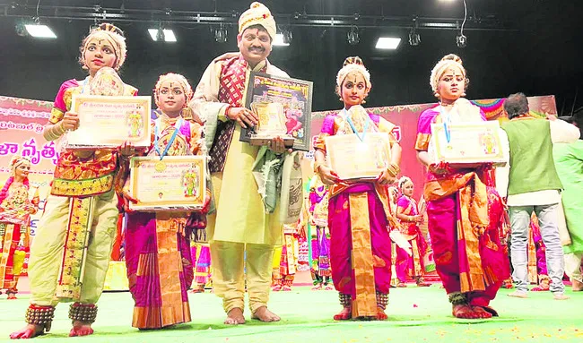 కవిటం బాలలకు భరతనాట్యం అవార్డు 

