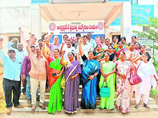 ఉద్యోగుల సమస్యలు పరిష్కరించాలి