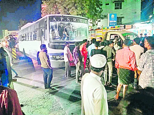 ట్రాన్స్‌ఫార్మర్‌ మార్చాలంటూ ధర్నా 