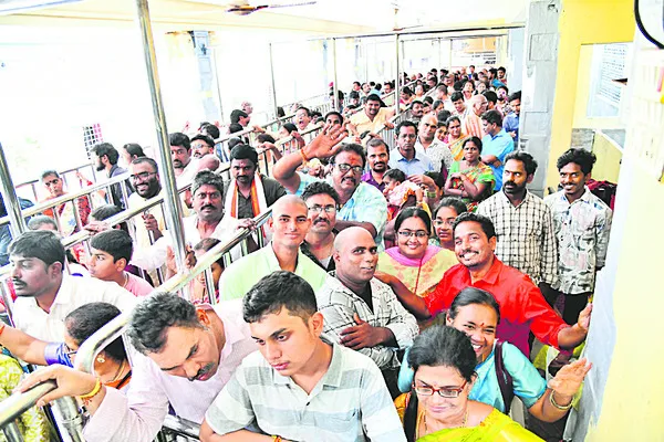 దుర్గమ్మ సన్నిధిలో భక్తుల రద్దీ