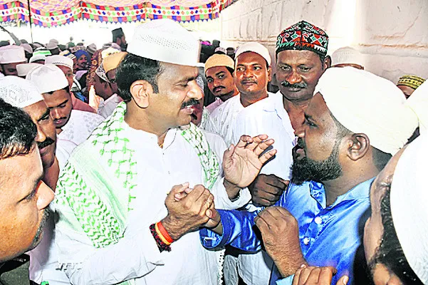 నల్ల చట్టాలకు ఆమోదం తెలపడం బాధాకరం 