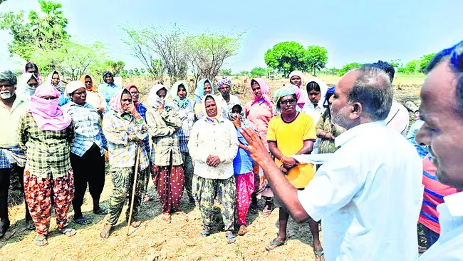 ఉపాధిహామీ కూలీల చెంతకు బడిబాట 