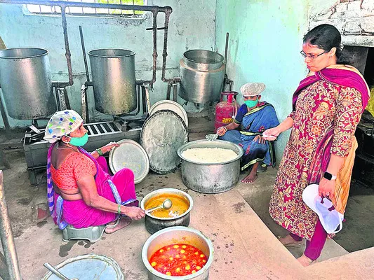 మెనూ ప్రకారం భోజనం అందించాలి