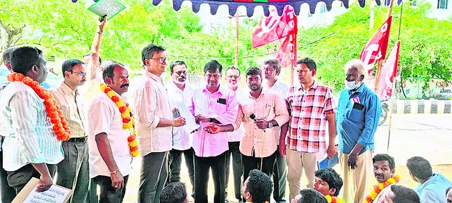 ఫలించిన చర్చలు.. దీక్ష విరమణ