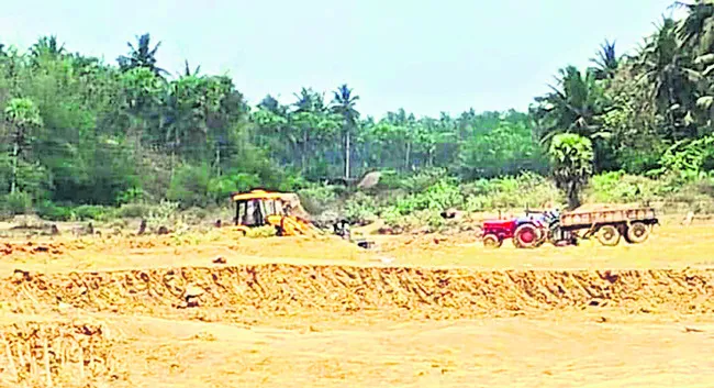 యథేచ్ఛగా మట్టి తవ్వకాలు 