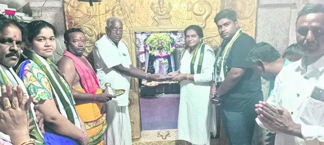 ఆలయంలో  సివిల్‌ జడ్జి పూజలు 
