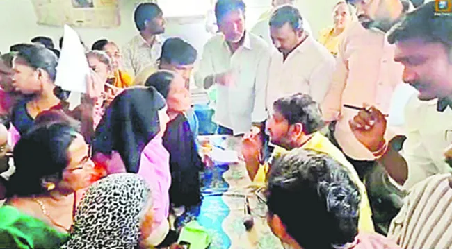 టీడీపీ ప్రజా దర్బార్‌లో రభస 