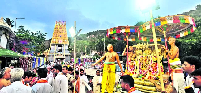 శేష వాహనంపై అప్పన్న తిరువీధి