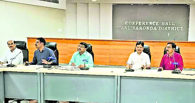 సకాలంలో  దుస్తులు కుట్టి ఇవ్వాలి
