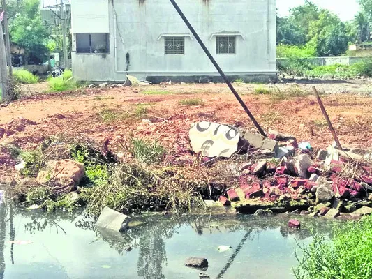 సబ్‌స్టేషన్‌ కోసం పేదల ఇళ్లు కూల్చివేత