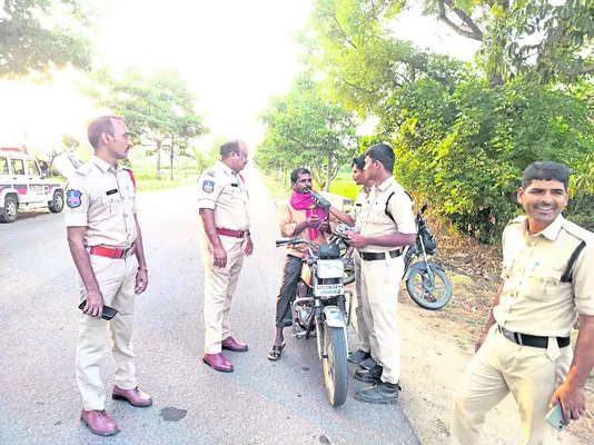 వాహనదారులు తగిన జాగ్రత్తలు తీసుకోవాలి 