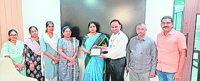 ఉత్తమ సేవలకు ప్రశంసలు 