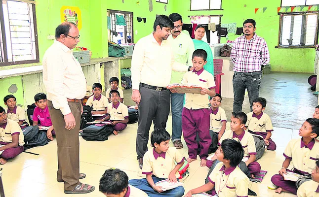 విద్యార్థులకు నాణ్యమైన దుస్తులు