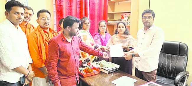 కాంట్రాక్ట్‌ అసిస్టెంట్‌ ప్రొఫెసర్ల రాజీనామా