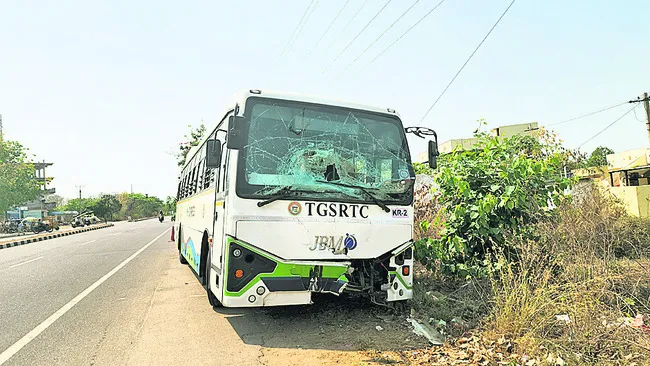 హార్వెస్టర్‌ను ఢీకొట్టిన ఆర్టీసీ బస్సు