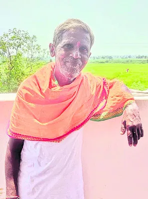 కోడికోసం వెళ్లి.. బావిలో పడి..