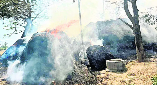 30 ఎకరాల గడ్డివాములు దగ్ధం 