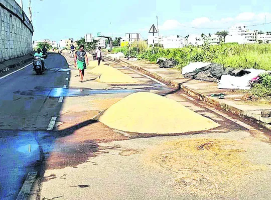 అకాల వర్షంతో రైతుల అవస్థలు 