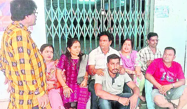 కార్యాలయానికి తాళాలు వేసిన కౌన్సిలర్లు 
