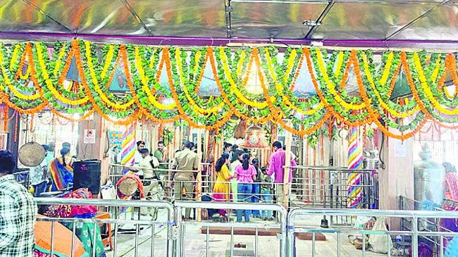 కొలువుదీరిన ఘటాలు 