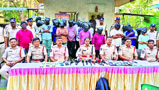 ఆన్‌లైన్‌ క్రికెట్‌ బెట్టింగ్‌ ముఠా గుట్టు రట్టు