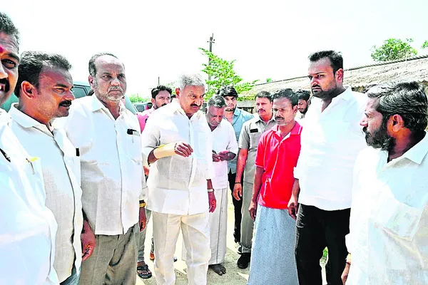 కాలిపోయిన కోళ్లఫాంను పరిశీలించిన పెద్దిరెడ్డి 
