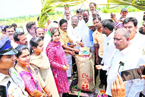 దళారుల చేతిలో  రైతులు మోసపోవద్దు